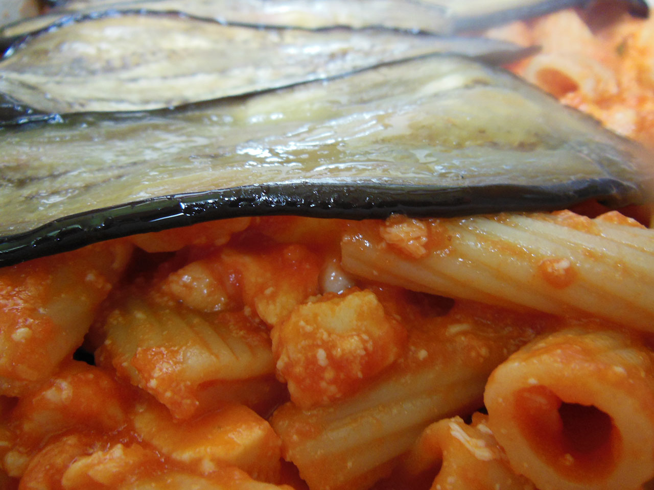 Chef italien à domicile préparant un dîner gastronomique chez un particulier