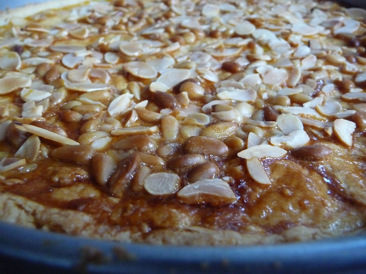 Tarte de la grand-mère à la crème pâtissière, pignons et amandes, faite maison et préparée par un chef italien à domicile
