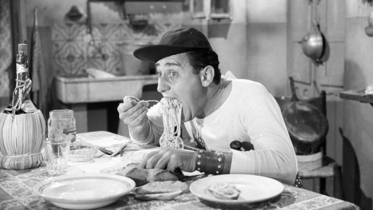Film un americano a Roma mettant en scène Alberto Sordi qui mange des spaghetti apres avoir dit maccherone m hai provocato e mo me te magnio